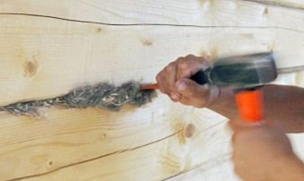 Calafataggio fai-da-te di una casa in tronchi: compiti, fasi, strumenti di lavoro e materiali Il modo migliore per calafatare un vecchio stabilimento balneare