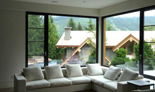 Eleganti finestre ad angolo: esempi e metodi per decorare un dettaglio architettonico insolito Come realizzare finestre ad angolo in una casa privata
