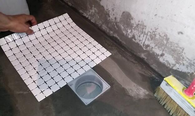 Cómo pegar un mosaico en una pared - consejos de un experto Cómo pegar un mosaico en un baño